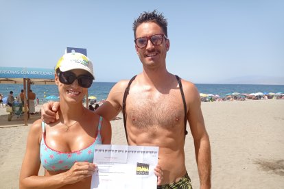 Helena y Gerardo con su entrada para las cuevas de Sorbas.