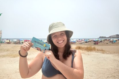 Macarena con su bono de descuento en la tienda Mascotasol.