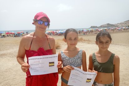 Cristina y sus hijas con unas entradas para ir a las Cuevas de Sorbas.