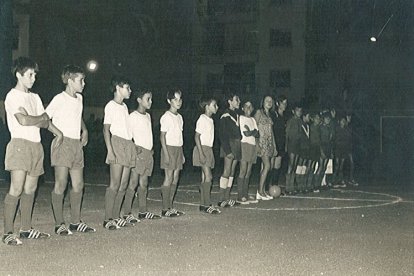 Los equipos finalistas con la Reina de las Fiestas.