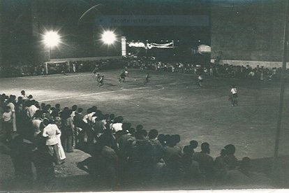 El campo y la Feria de Los Ángeles al fondo.