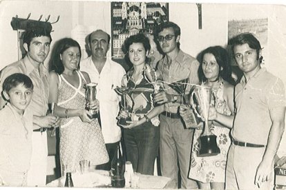 Antonio el Maestro con el equipo organizador con sus novias en 1972.