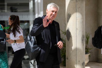 El entrenador Carlo Ancelotti saludando a los aficionados.