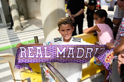 Orgulloso con la bufanda del Real Madrid.