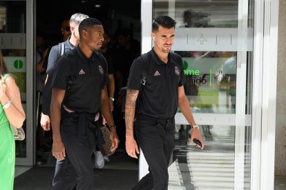 La plantilla del Madrid rumbo al autocar.