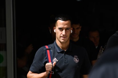 Lucas Vázquez escuchando música.