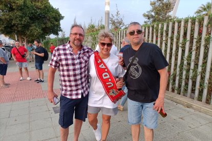 Bufanda del Almería y camiseta del Madrid, pero ante todo deportividad. Dando ejemplo.