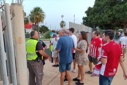 Numerosas personas intentaron conseguir entradas a última hora, pero no todos tuvieron suerte.