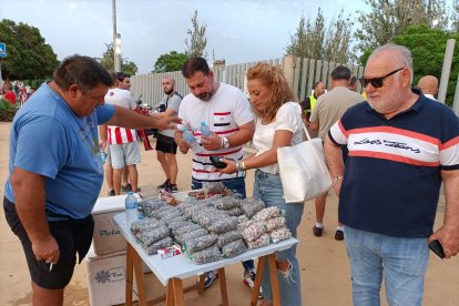 Pedro, el mítico vendedor de pipas. Hace décadas ya las vendía a las puertas del Franco Navarro.