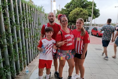 Con esta actitud tan positiva se presentó esta familia para animar a la UDA.