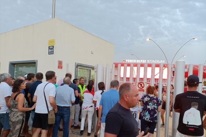 Largas colas para acceder al campo por Tribuna.
