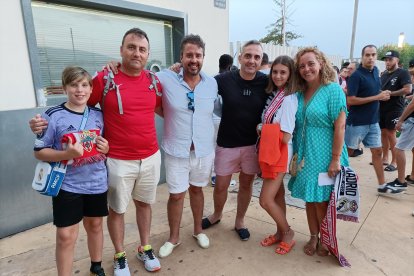 A la espera de poder entrar para disfrutar del partido.