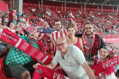 Estos fieles nunca faltan a su cita en el templo rojiblanco.