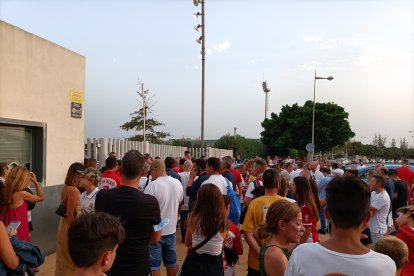 Decenas de personas a la espera de que abriesen las puertas para acceder al estadio.
