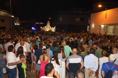 Cientos de vecinos de Balerma acompañaron a su patrona.