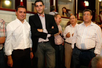 En el Teatro Cervantes antes de presentar un acto.