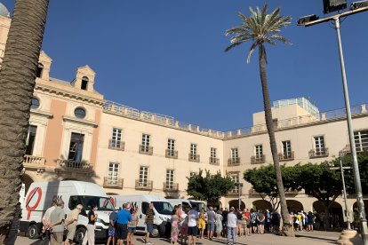 Cola a primera hora de la mañana en la Plaza Vieja.