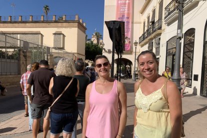Vicky Guadix y Mariela Campos de Tenerife, en la cola para recoger sus abanicos.