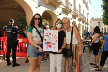 Mari Carmen, Juani y Alba tras recoger su cartel y abanico de la Feria 2022.