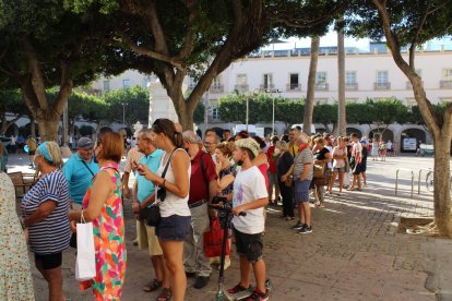 Grandes colas para recoger el nuevo abanico de la Feria 2022.