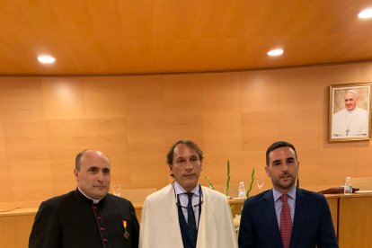 El emir Lahouari Benarba, junto a don Ramón Garrido y el concejal de Promoción de la Ciudad, Carlos Sánchez. 