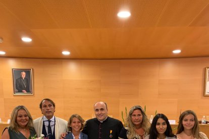Foto de familia de don Ramón Garrido; el emir, Lahouari Benarba; las hermanas Chiqui y Lucía Navarro; el pequeño Lucas y dos niñas vestidas de la marca de moda Mon Air.