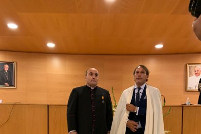 Don Ramón Garrido, tras recibir la Cruz de Jerusalén de manos del emir Lahouari Benarba