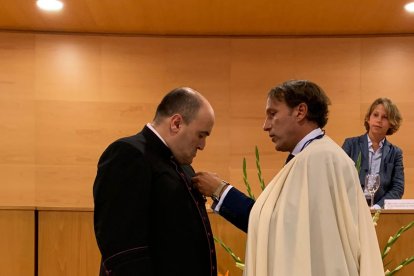 El emir Lahouari Benarba impone la Cruz de Jerusalén a Don Ramón Garrido. 