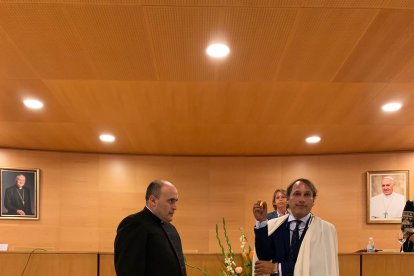 El acto tuvo lugar en el salón de actos de la casa sacerdotal. 