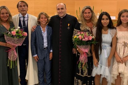 Foto de familia tras la entrega de la Cruz de Jerusalén a don Ramón Garrido.