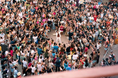 Imagen de la gente que acudió a la Plaza Vieja.