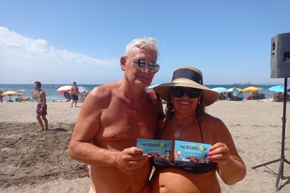 Eduardo y Maricarmen con su bono de Mascotasol.