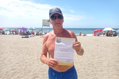 Miguel con una entrada junior para su nieta del parque acuático Aquatropic.