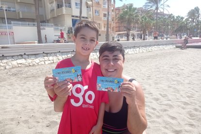 El pequeño Andrés con su madre Ana y los bonos en Mascotasol.