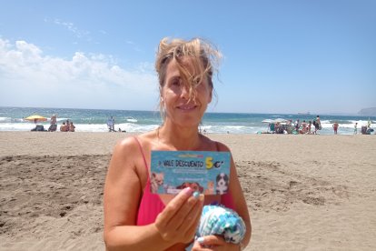 Pepa con su bono en la tienda de Mascotasol.