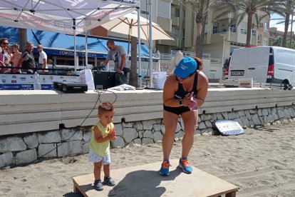 El pequeño Eric bailando zumba con Ego Sport Center.