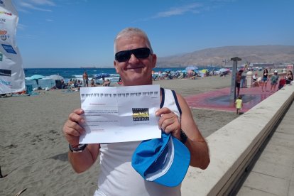 Ángel con una entrada para ir a las Cuevas de Sorbas.