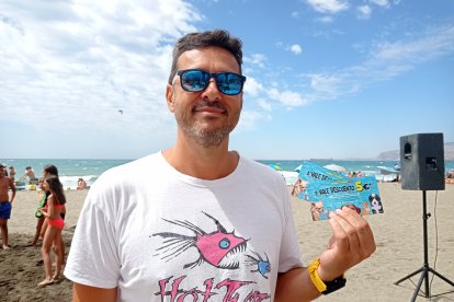 José con sus dos vales descuento para la tienda de Mascotasol.