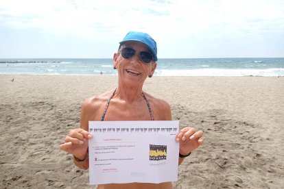 Loli con una entrada para las cuevas de Sorbas.