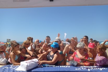 La monitora de Ego Sport Center repartiendo regalos para los bañistas.