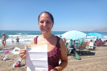 Pilar con su entrada para el parque acuático Aquatropic.