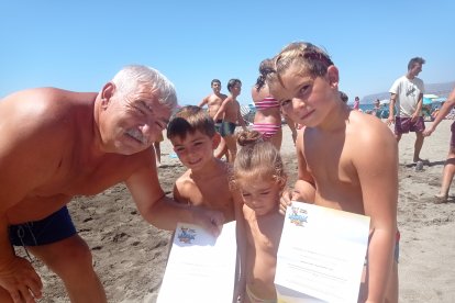 Francisco con sus nietos y unas entradas para el parque acuático.