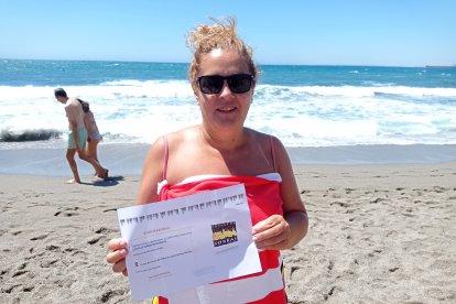 Lola con su entrada para las Cuevas de Sorbas.