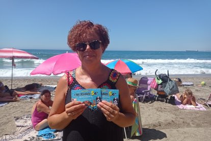 Lola con su bono descuento para la tienda Mascotasol.