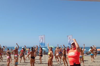 La monitora de Ego Sport Center bailando con los bañistas de El Zapillo.