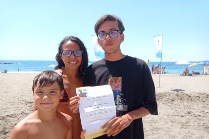 David y su familia con una entrada para el parque acuático Aquatropic.