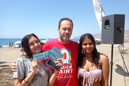Francisco, Mercedes y Evelyn con su bono de descuento en Mascotasol.