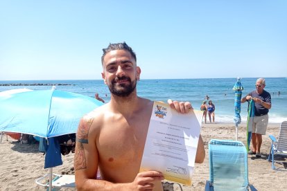 Daniel con su entrada para el parque acuático Aquatropic.