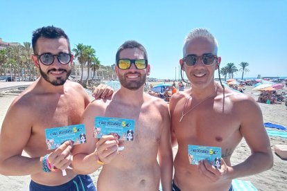 Toño, José y Victor con sus bonos descuento para la tienda de Mascotasol.