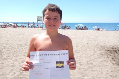 Jose con una entrada para visitar las Cuevas de Sorbas.